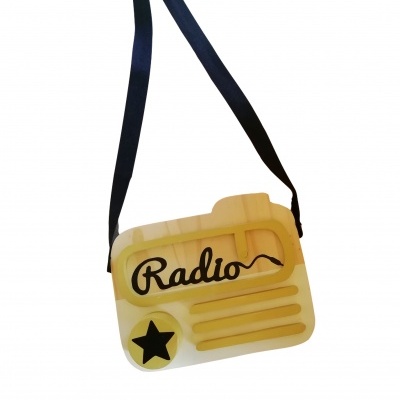 Mala amarela em formato de rádio vintage com alça preta e texto 'Radio' em preto
