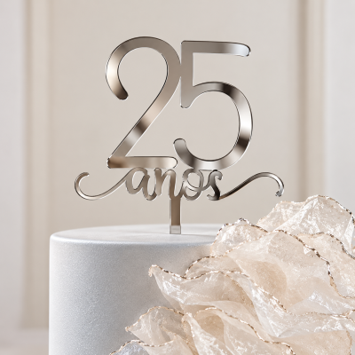 Topo de bolo metálico com texto 25 anos num bolo branco decorado