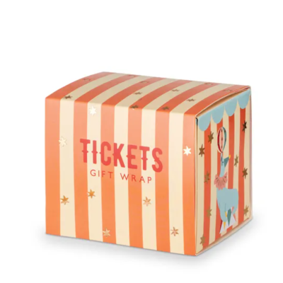 Caixa de embrulho com riscas laranja e bege, texto TICKETS GIFT WRAP e estrelas douradas