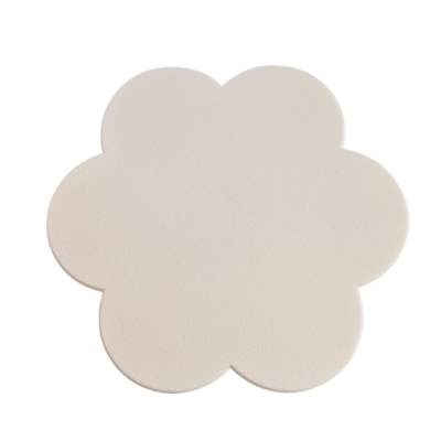 Forma decorativa branca em forma de flor com textura lisa