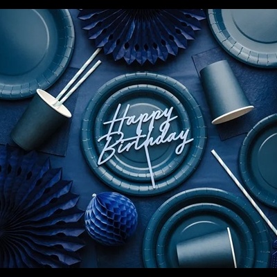 Artigos de festa azuis com pratos Happy Birthday e decoração em papel