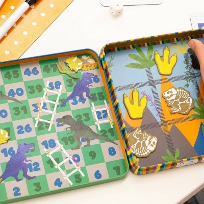 Jogos de tabuleiro de dinossauros coloridos com peças e marcadores de escrita