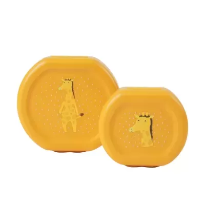 Dois recipientes amarelos com desenhos de girafas, fundo branco.