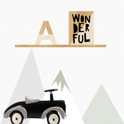 Carro de brincar metálico preto com texto WONDERFUL numa placa de madeira na parede