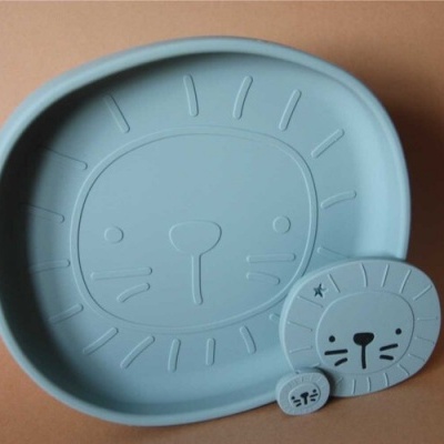 Conjunto de pratos azuis claros com rosto de leão em relevo