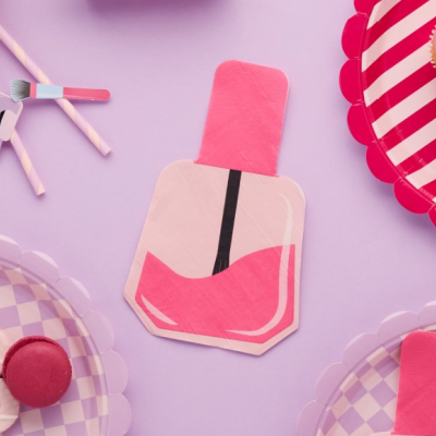 Guardanapo de papel desenhado como verniz de unhas cor-de-rosa com pratos de papel e pincel