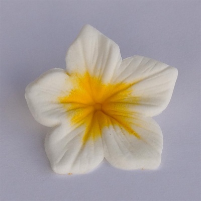 Flor artificial branca com centro amarelo