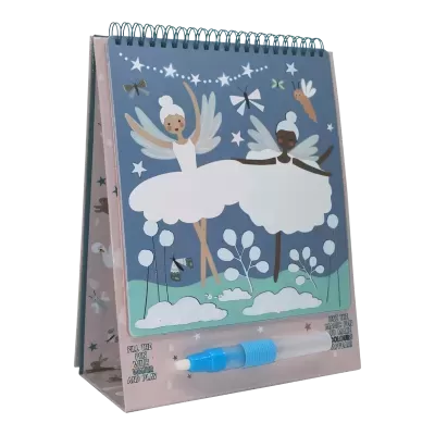 Livro de atividades para crianças com bailarinas-fadas em fundo azul e caneta de água