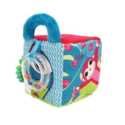 Brinquedo cubo macio colorido com alça azul e peças plásticas transparentes