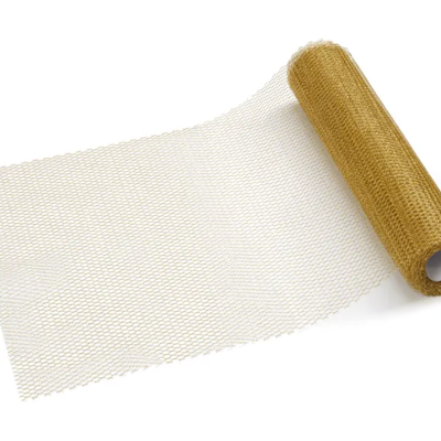 Rolo de tecido em malha castanho claro parcialmente desenrolado