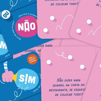 Cartas de jogo com textos em português e cores azul e rosa