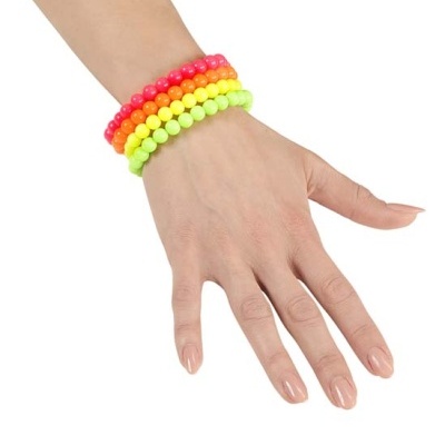 Pulseiras coloridas de contas redondas no pulso de uma mão feminina