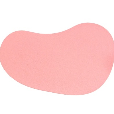 Base de maquiagem rosa clara de forma orgânica sobre fundo branco