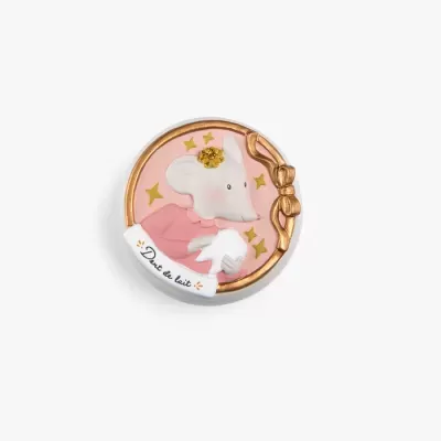 Botão redondo com rato vestido de rosa e texto Dent de lait