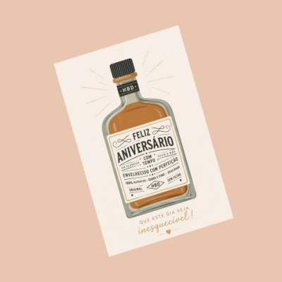 Cartão de aniversário com ilustração de garrafa de licor com texto em português