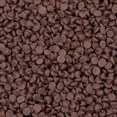 Muitas pepitas pequenas de chocolate castanho escuro