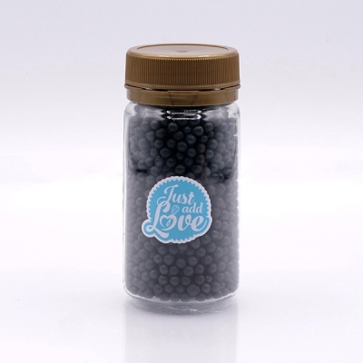 Frasco transparente com tampa castanha e etiqueta azul clara com esferas pretas dentro