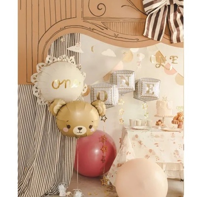 Decoração festa infantil com balões dourado, branco, rosa, prata, mesa com bolo e laço listrado