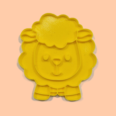 Peça amarela em forma de ovelha com traços simples