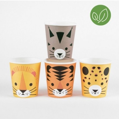 Quatro copos descartáveis com desenhos de faces de animais em vários tons de amarelo, laranja e cinzento.