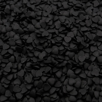 Confete preto em forma de corações pequenos