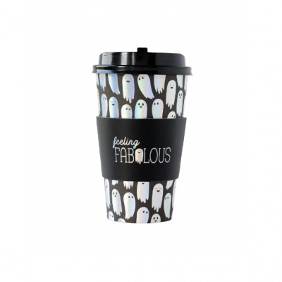 Copo de viagem preto com padrão de fantasmas e suporte com texto