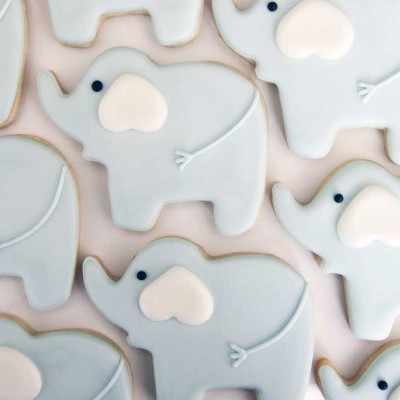 Biscoitos decorados em forma de elefante cinzento com mancha branca em formato de coração