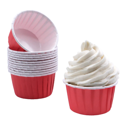 Formas vermelhas de papel para cupcakes, uma com creme branco