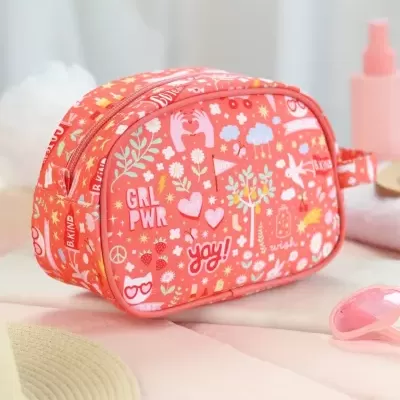 Necessaire cor-de-rosa com padrões coloridos e texto