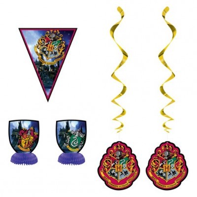 Decoração Harry Potter com brasão de Hogwarts, copos das casas Gryffindor e Slytherin e pendurantes dourados