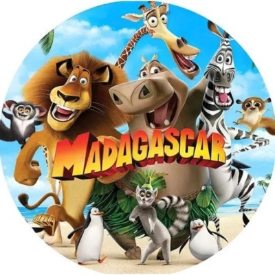 Personagens animados do Madagascar e texto MADAGASCAR sobre fundo azul e areia