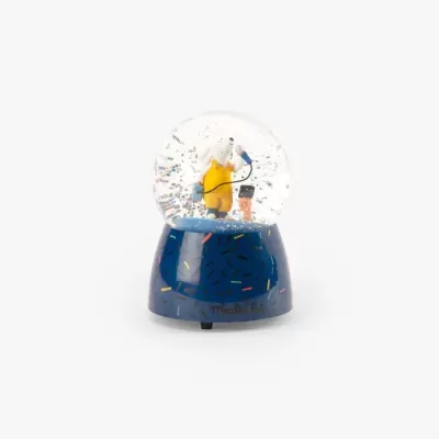Globo de neve com base azul decorada e figura de urso branco com roupa amarela e microfone dentro do globo