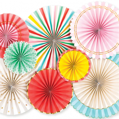 Leques decorativos de papel coloridos em várias cores e padrões agrupados