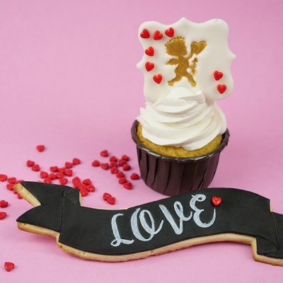 Cupcake decorado com anjo dourado e biscoito com a palavra LOVE