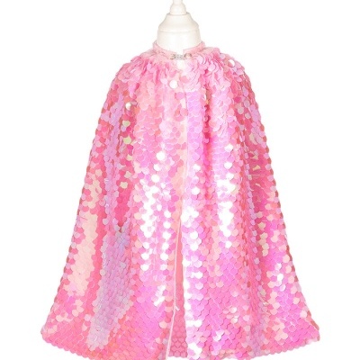 Capa rosa com lantejoulas num manequim branco