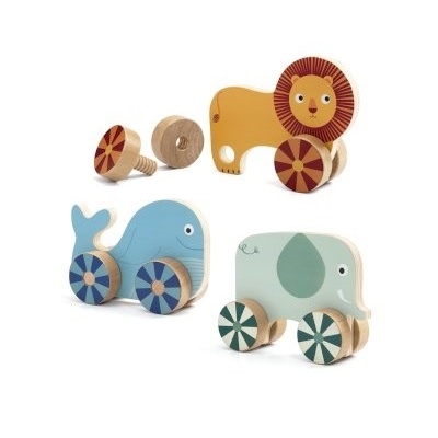 Três brinquedos de madeira com rodas em forma de leão, baleia e elefante coloridos