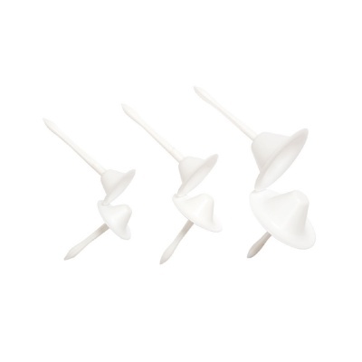 Três pinos brancos com palheta em forma de coração sobre fundo branco