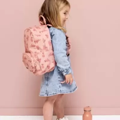 Criança com mochila rosa estampada de gatos e uma garrafa cor de rosa com desenho de gato