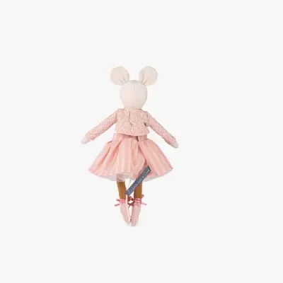 Boneca de peluche com corpo bege e roupa rosa com padrões e textura