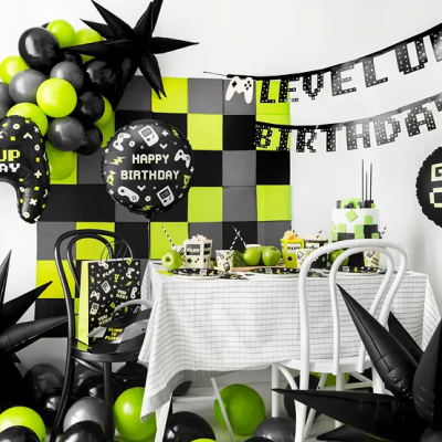 Decoração de festa de aniversário com tema videojogos em preto, cinza e verde lima