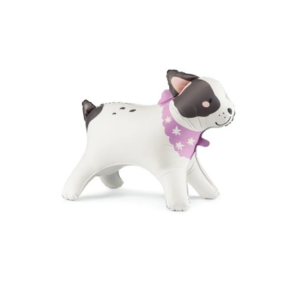 Boneco insuflável de cão branco com manchas castanhas e lenço cor-de-rosa.