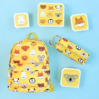 Mochila, estojo e caixas amarelas com desenhos de animais cartoon