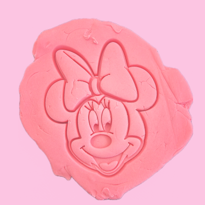 Massa de modelar cor-de-rosa com impressão da Minnie Mouse