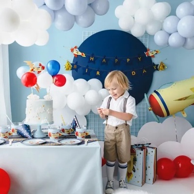 Decoração de festa de aniversário infantil com tema espacial e balões coloridos.