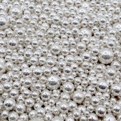 Esferas metálicas prateadas de vários tamanhos