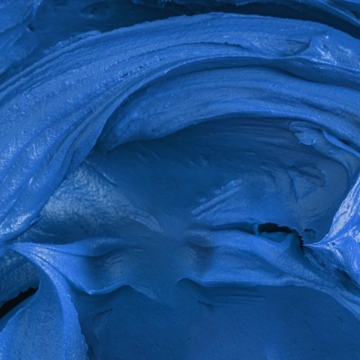 Massa cremosa azul com textura suave e ondulada
