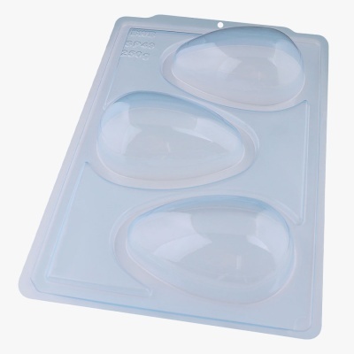 Placa de moldes transparentes em forma de ovo para confeção de doces.