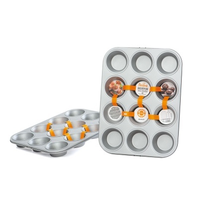 Tabuleiros metálicos prateados para muffins com etiqueta colorida.