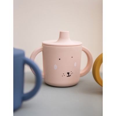 Caneca infantil rosa com desenho de rosto de animal e dois cabos laterais