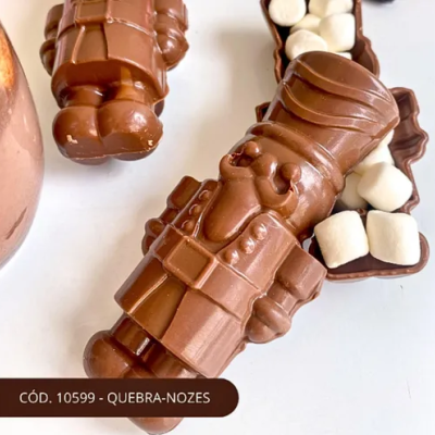 Soldados quebra-nozes em chocolate com marshmallows
